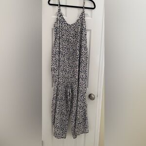 Boho - loose fit jumper w/ wide cropped leg - size L